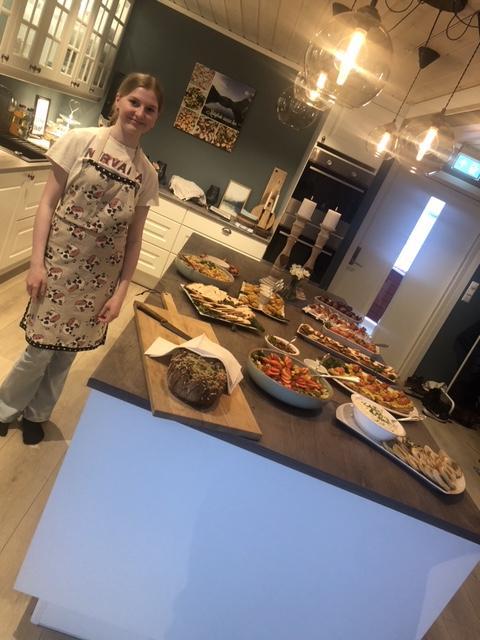 Sofie Hope ved bordet med den ferdige maten