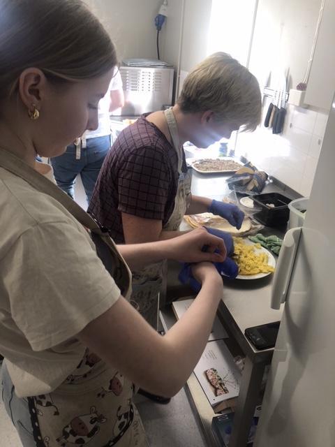 Kursdeltakarar i gong med matlaging