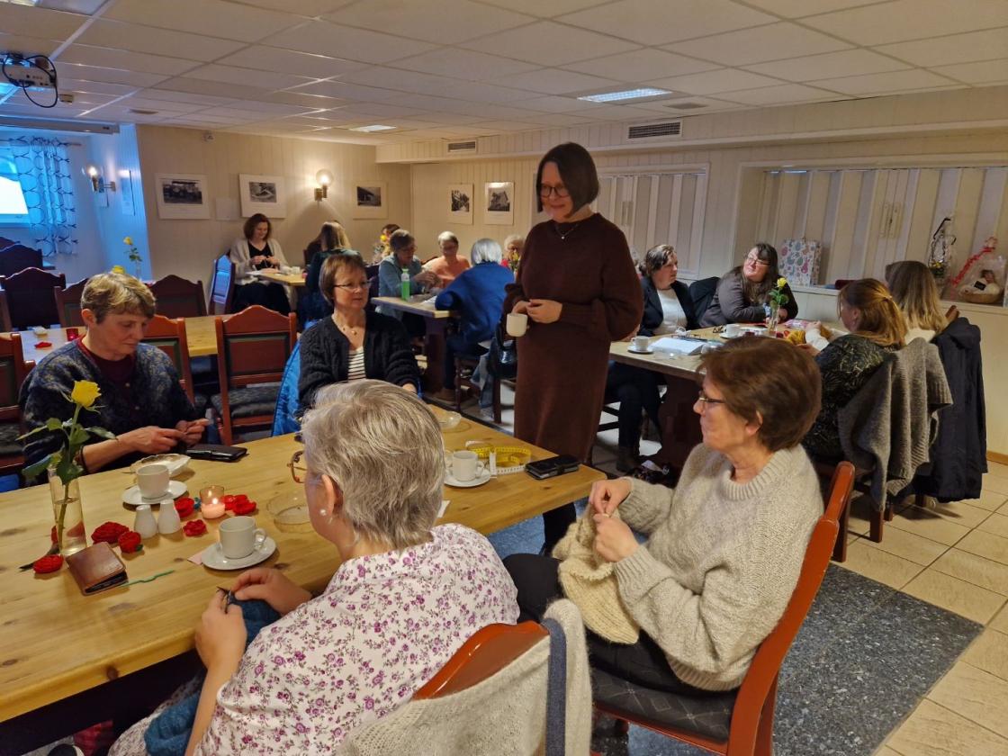 Praten går rundt bordene