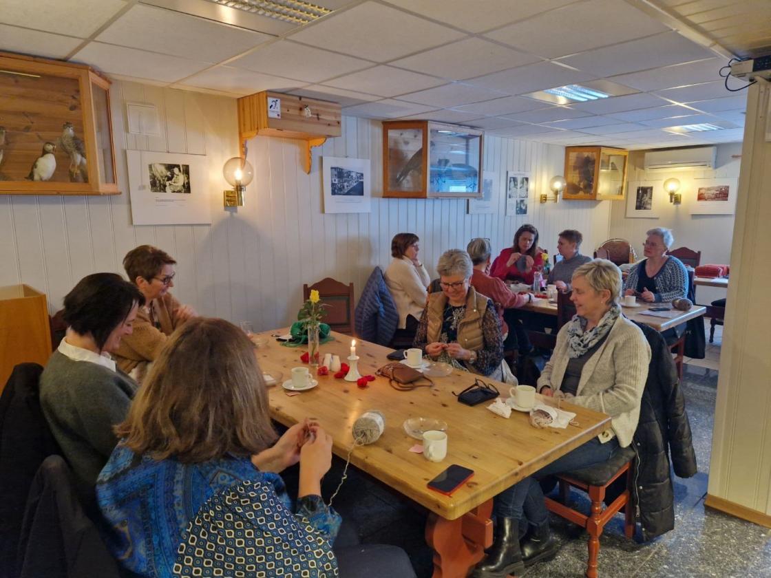 Praten går rundt bordene