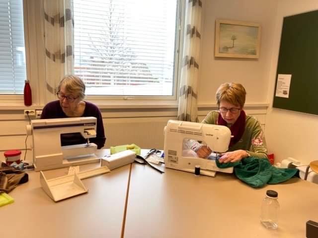Brynhild og Liv Tone med symaskinene