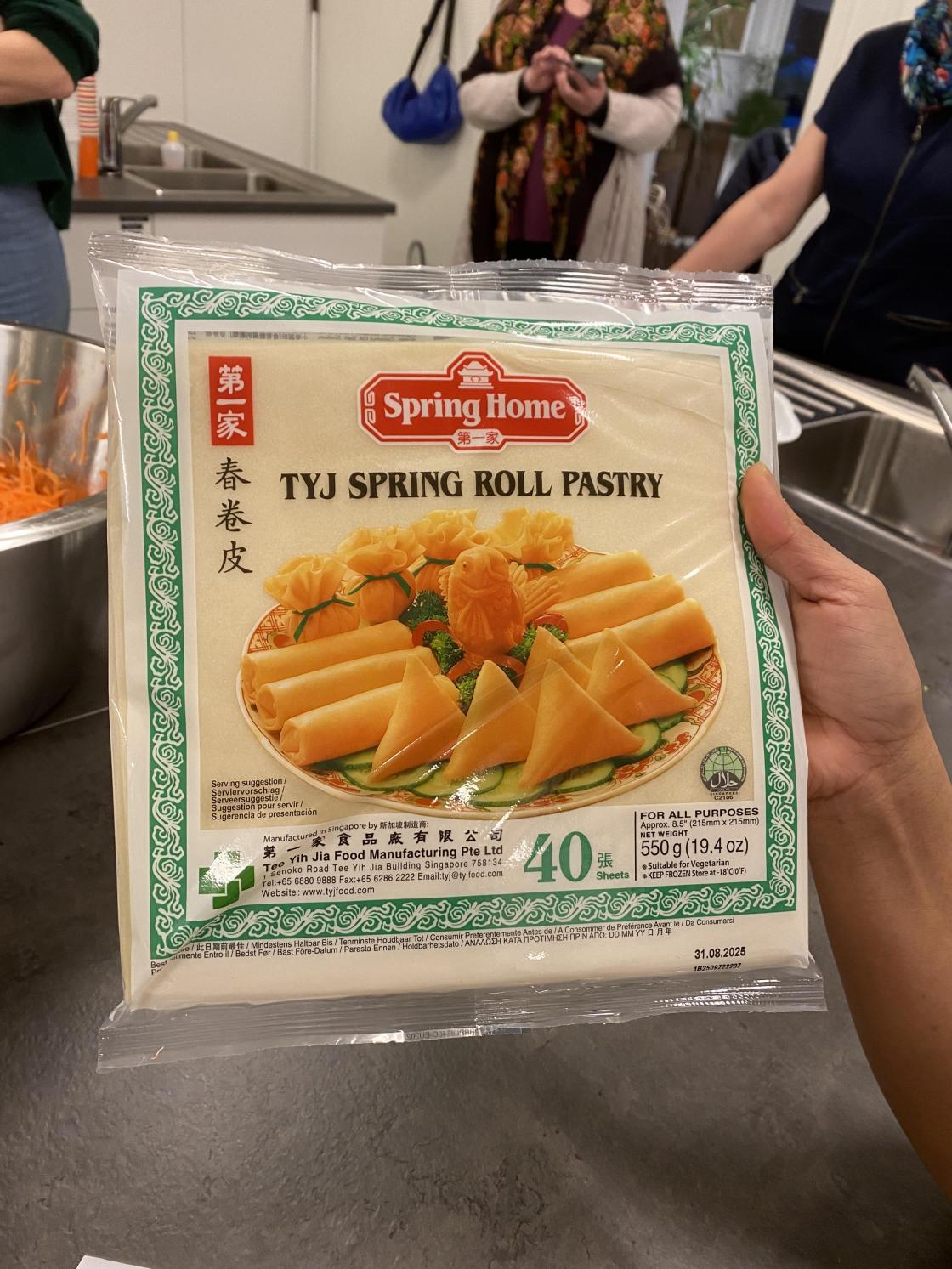 Vårrullene pakkes i disse