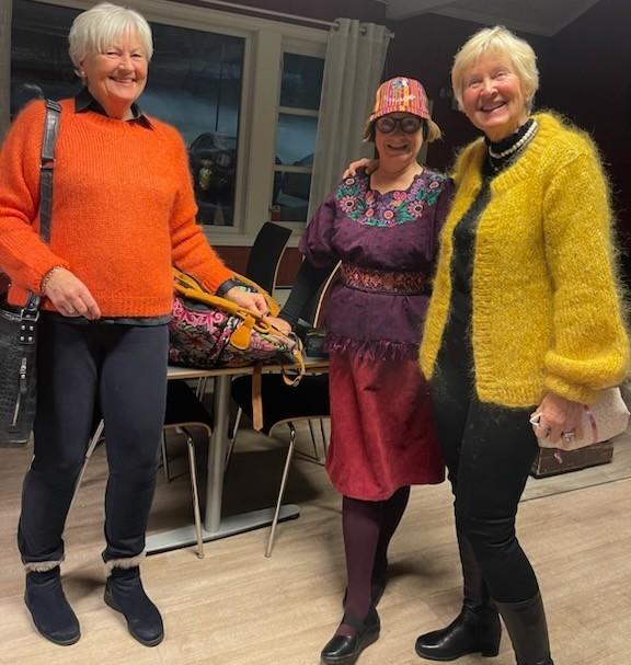 Anna, Marit og Laila viser utstyr fra Guatemala