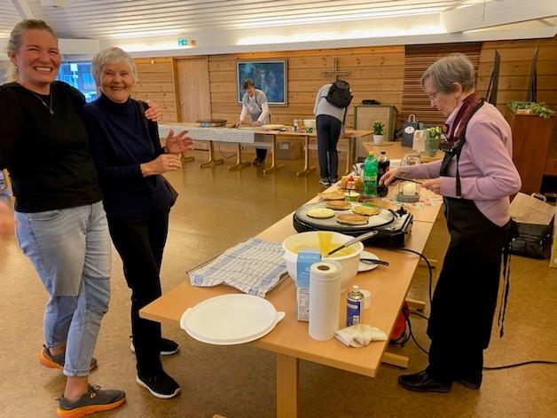Therese og Henrikke er nøgde med steikinga