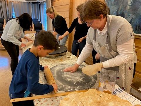 Liv og lærling baker flatbrød