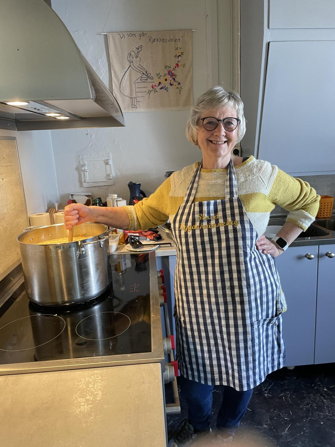 Astrid sto for fiskesuppen.