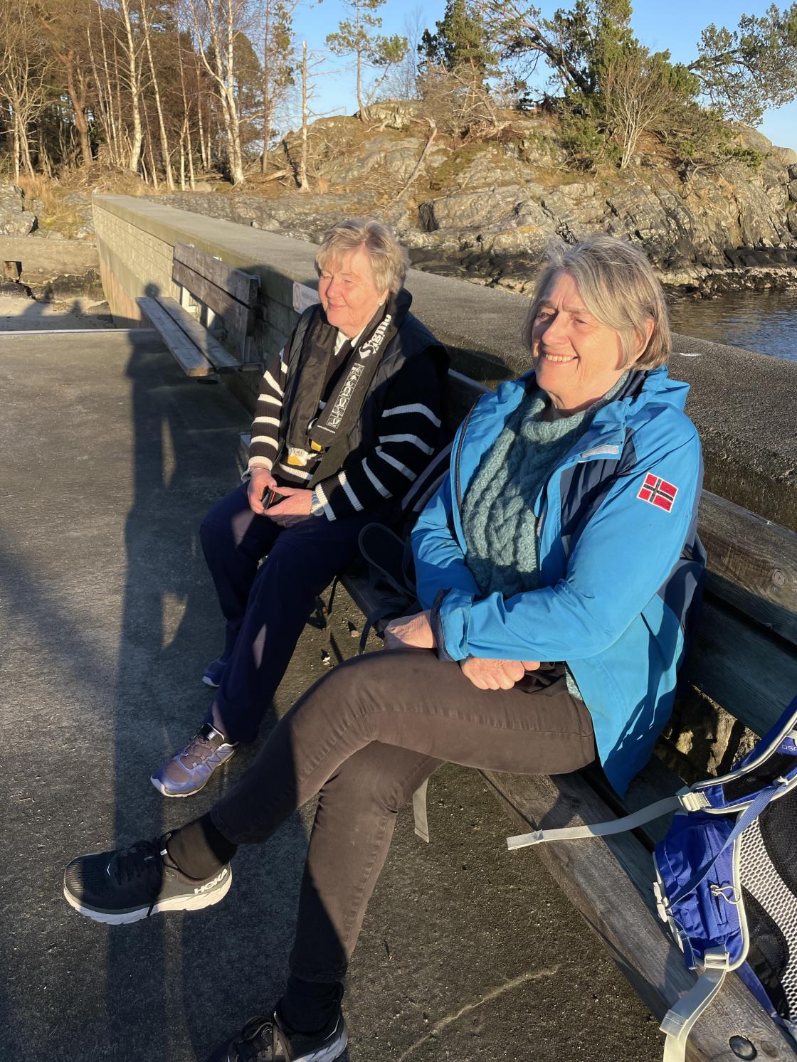 Olaug og Sissel venter på båtskyss heim.