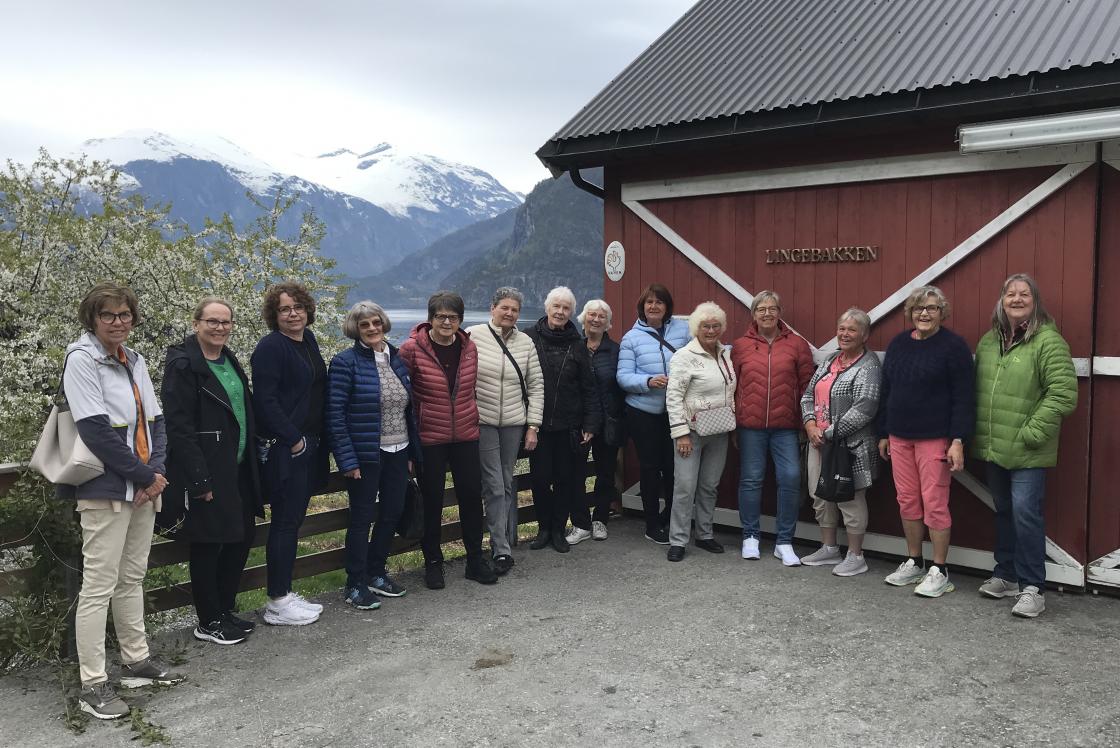 Gjengen samla ved gardsutsalet, den gamle låvebrua.