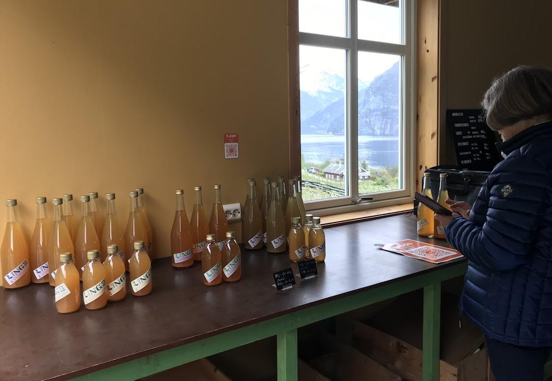 Gardsutsalet er opent om dagane, så då kan du gå inn og forsyne deg og vippse!