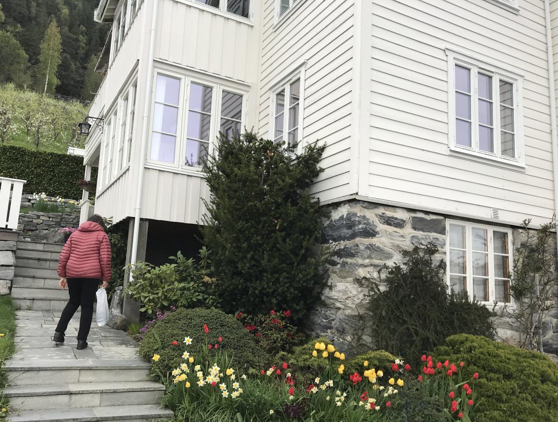 Huset til Solveig med fargerike blomar!