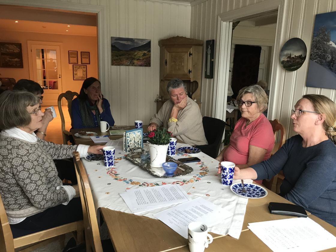 Dugnadsarbeid vart diskutert ved borda.