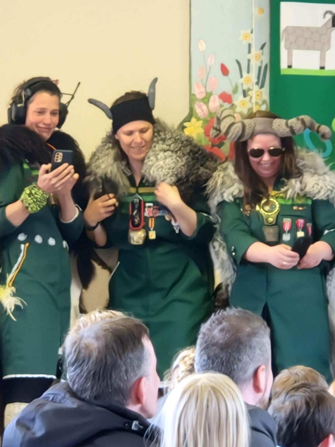 Et lite kreativt innslag av bygdekvinner.