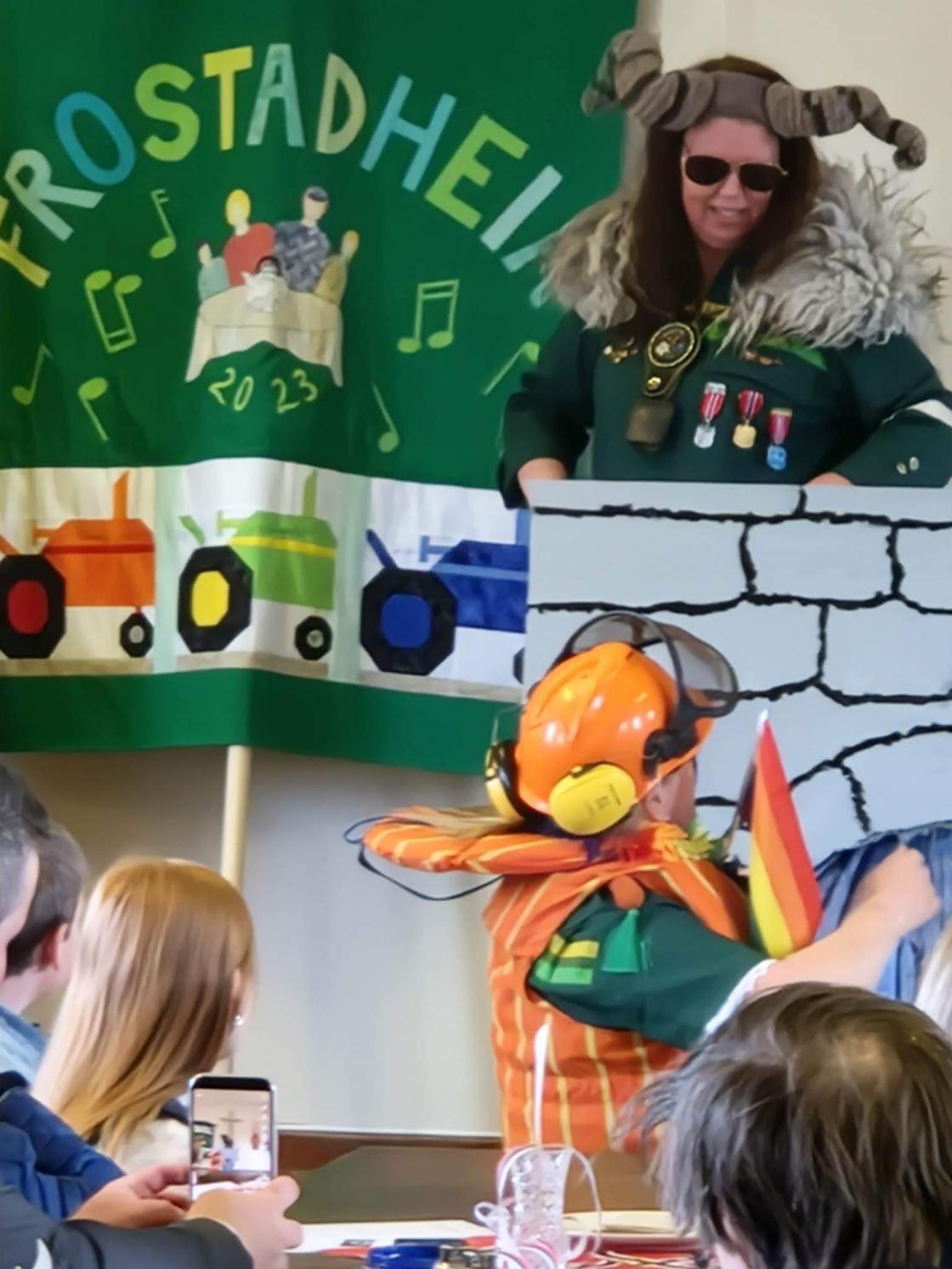 Et lite kreativt innslag av bygdekvinner.