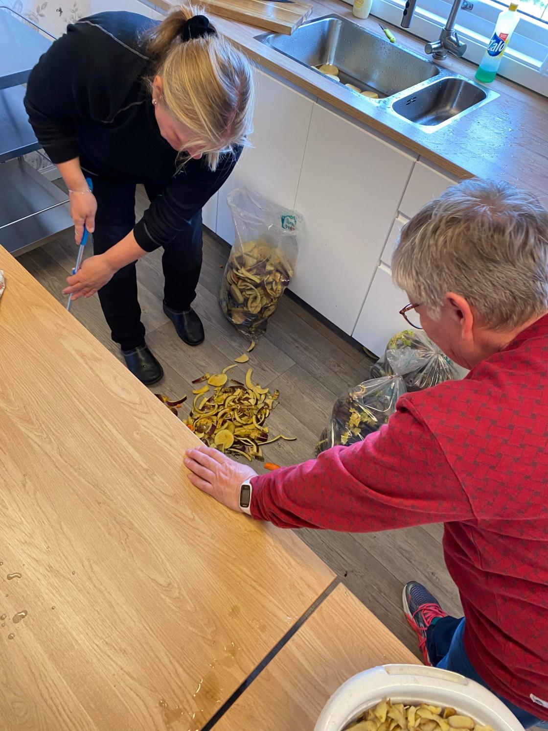 Noen små uhell kan jo skje....Men med godt teamwork ordner det seg.