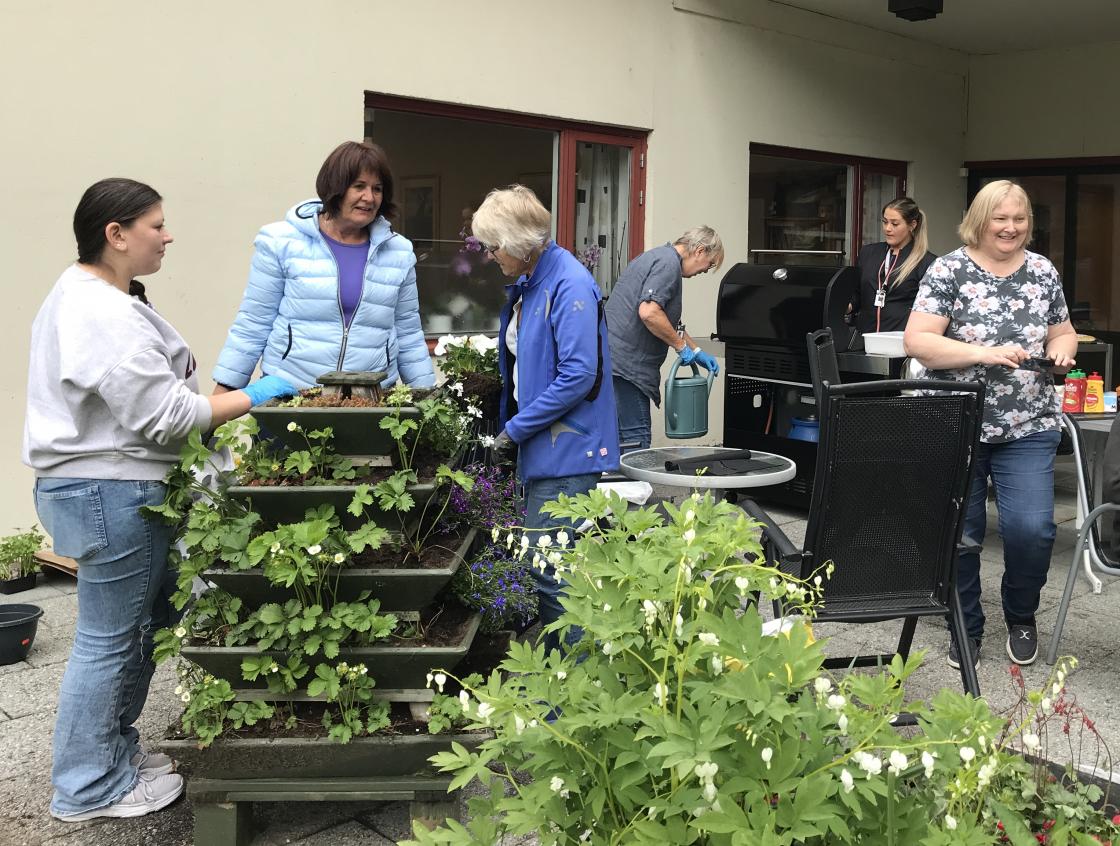 Jordbærpyramide med litt blomster.