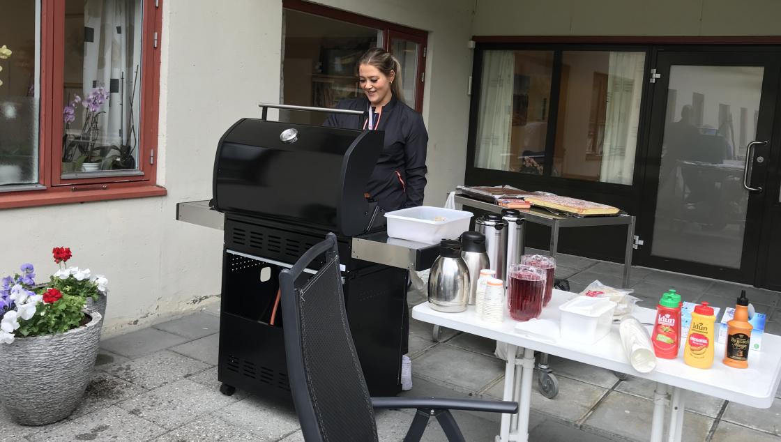 Pølsene smakte! - Hanne var grillmeister!