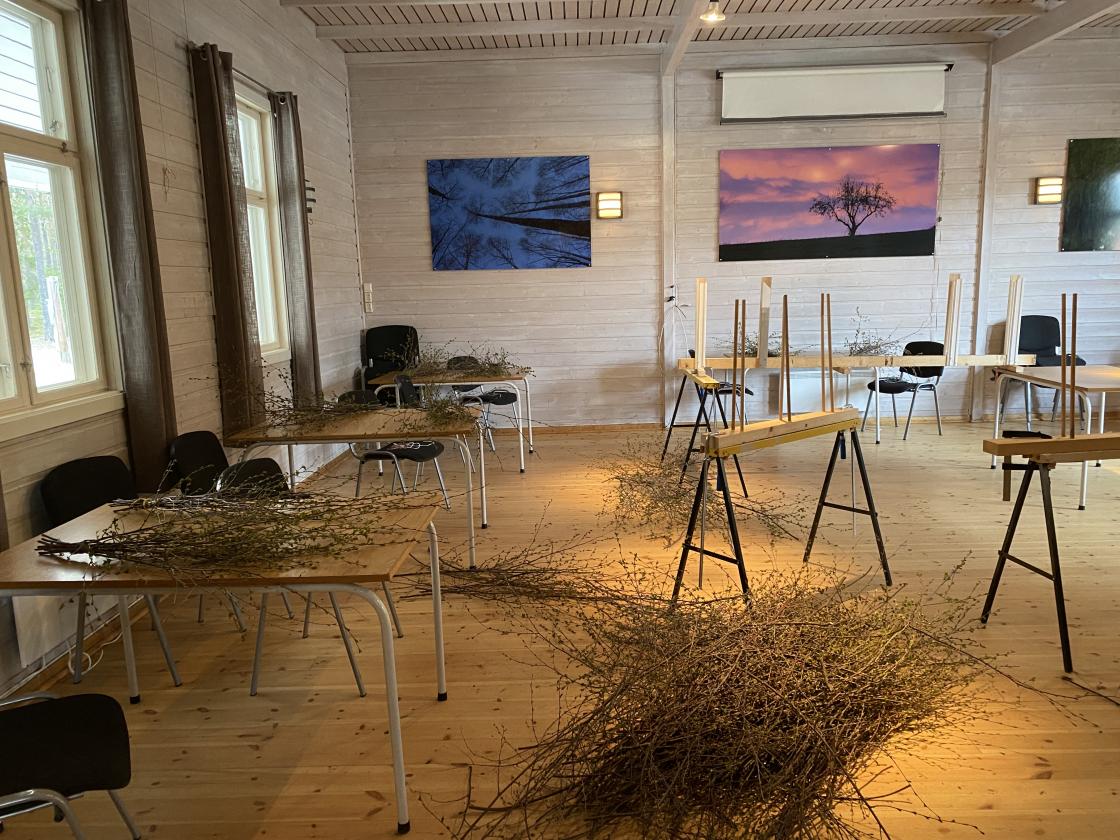 Lokalet klart med stativer og kvist