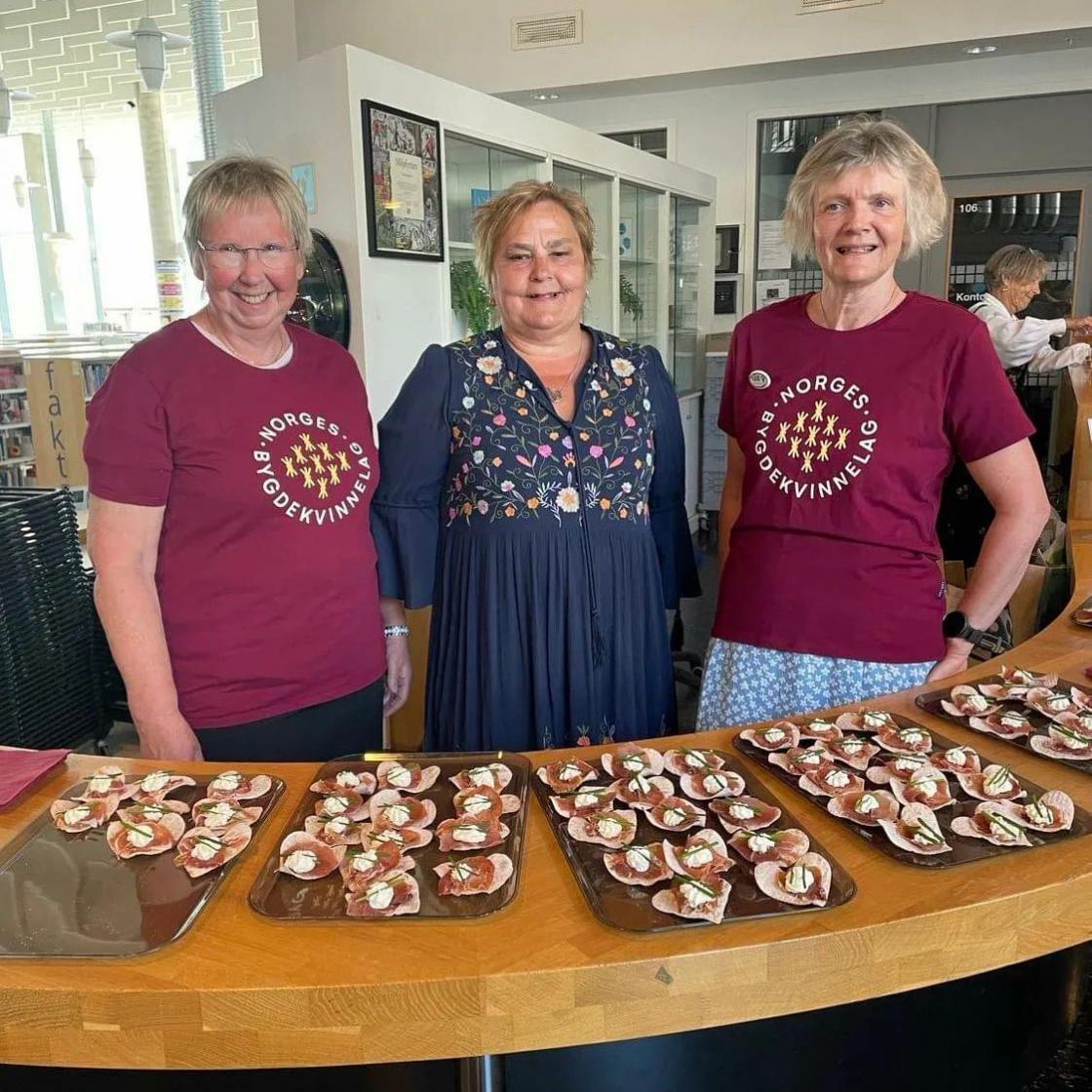 3 stolte Bygdekvinner.