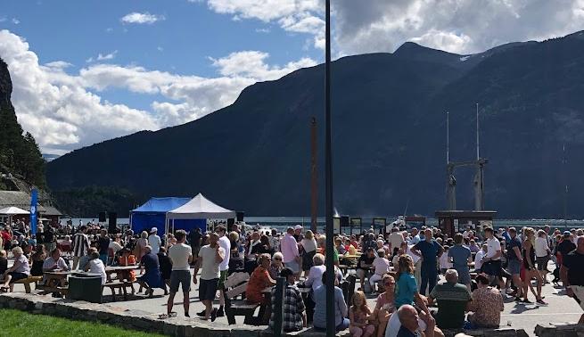 Sola skein, så folk kosa seg frå kl 11 til 17.