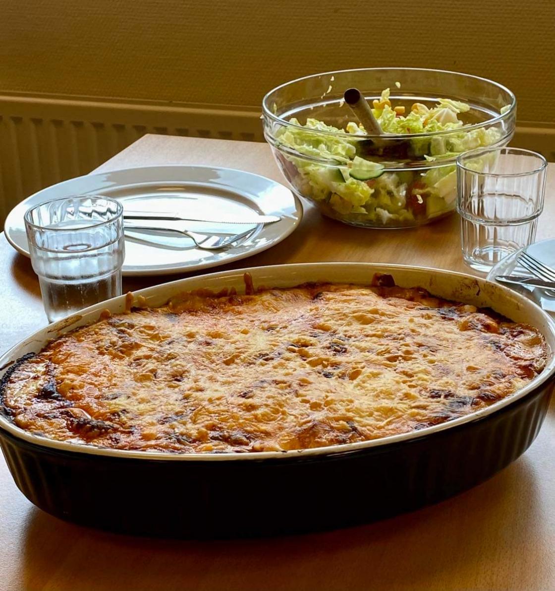Dei eldste laga nydeleg lasagne med salat til.