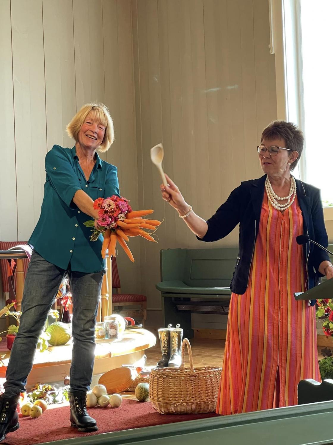 Kathrine var auksjonarius med Marianne som løpegutt