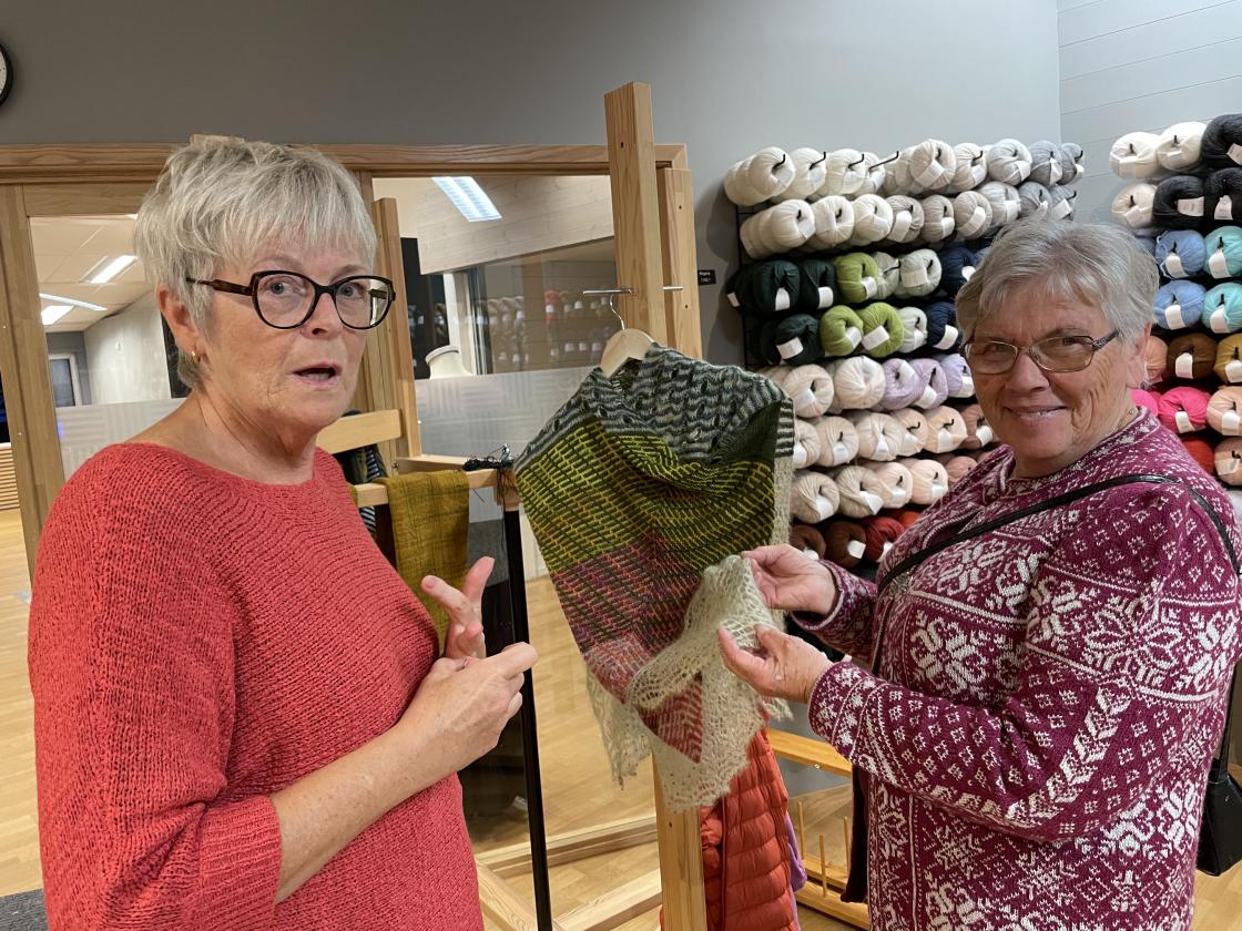 Hilde og Rigmor studerer nydelig sjal.