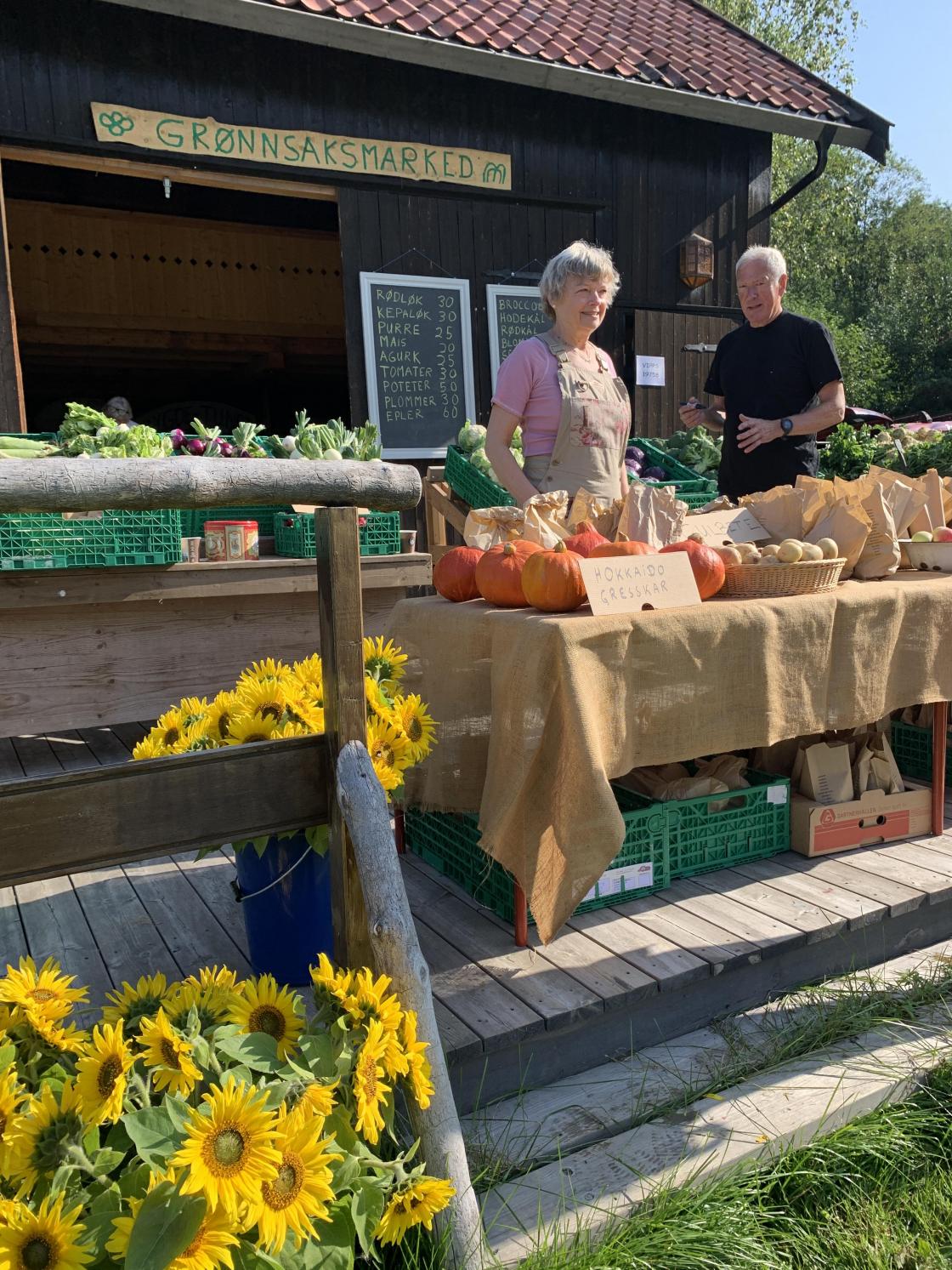 Reidvin-tunet med et bugnende grønnsaktorg - her Heidi og Arne