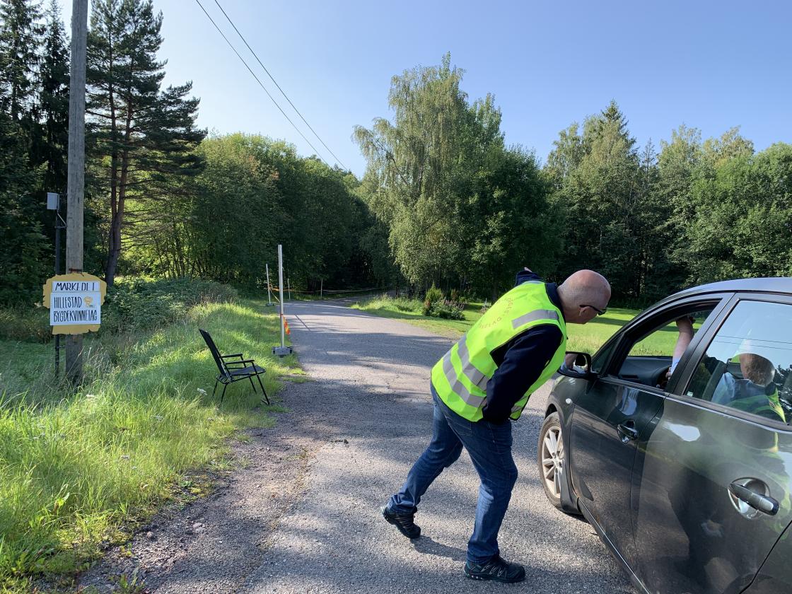 Godt organiserte parkeringsvakter sørget for trygg avvikling av trafikken - her Terje