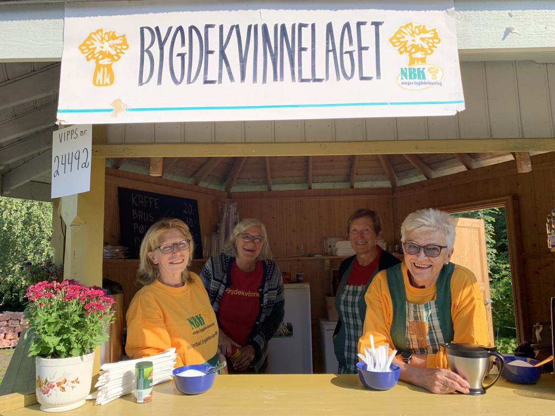 Og fra Urtebua kunne en kjøpe rømmegrøt og pølser av disse sveisne damene: Anne, Kristine, Anne og Randi