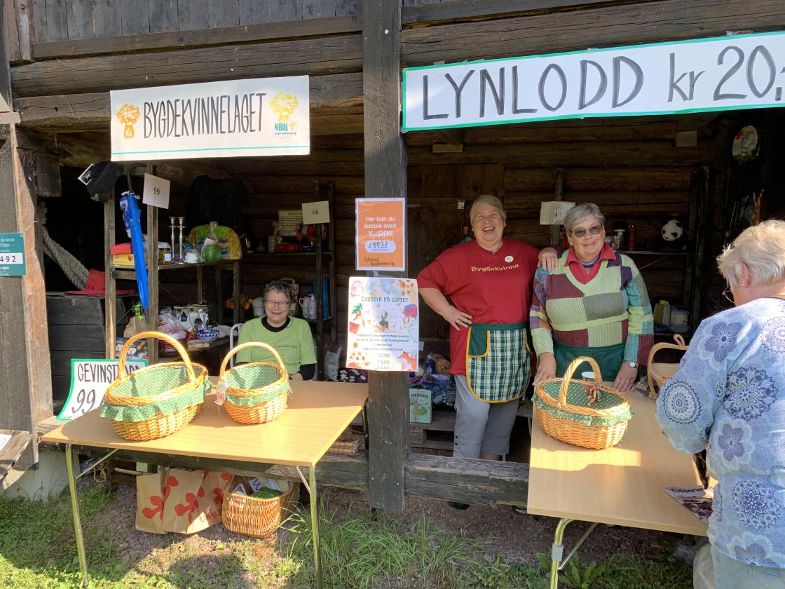 Om ikke øra hadde stått i veien..osv. Blide loddselgere: Anne Berit , Randi og Åse Kristine
