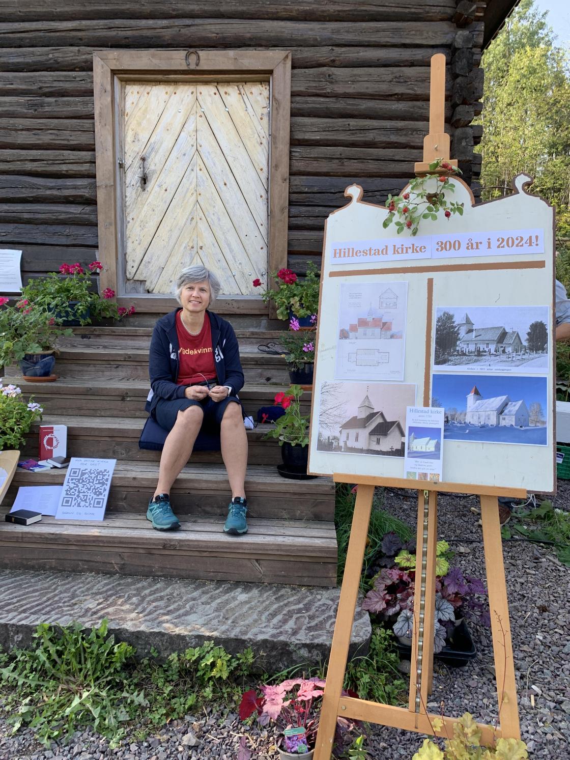 På stabburstrappa fant vi Astrid som fortalte varmt om Hillestad kirkes 300 årsjubileum neste år