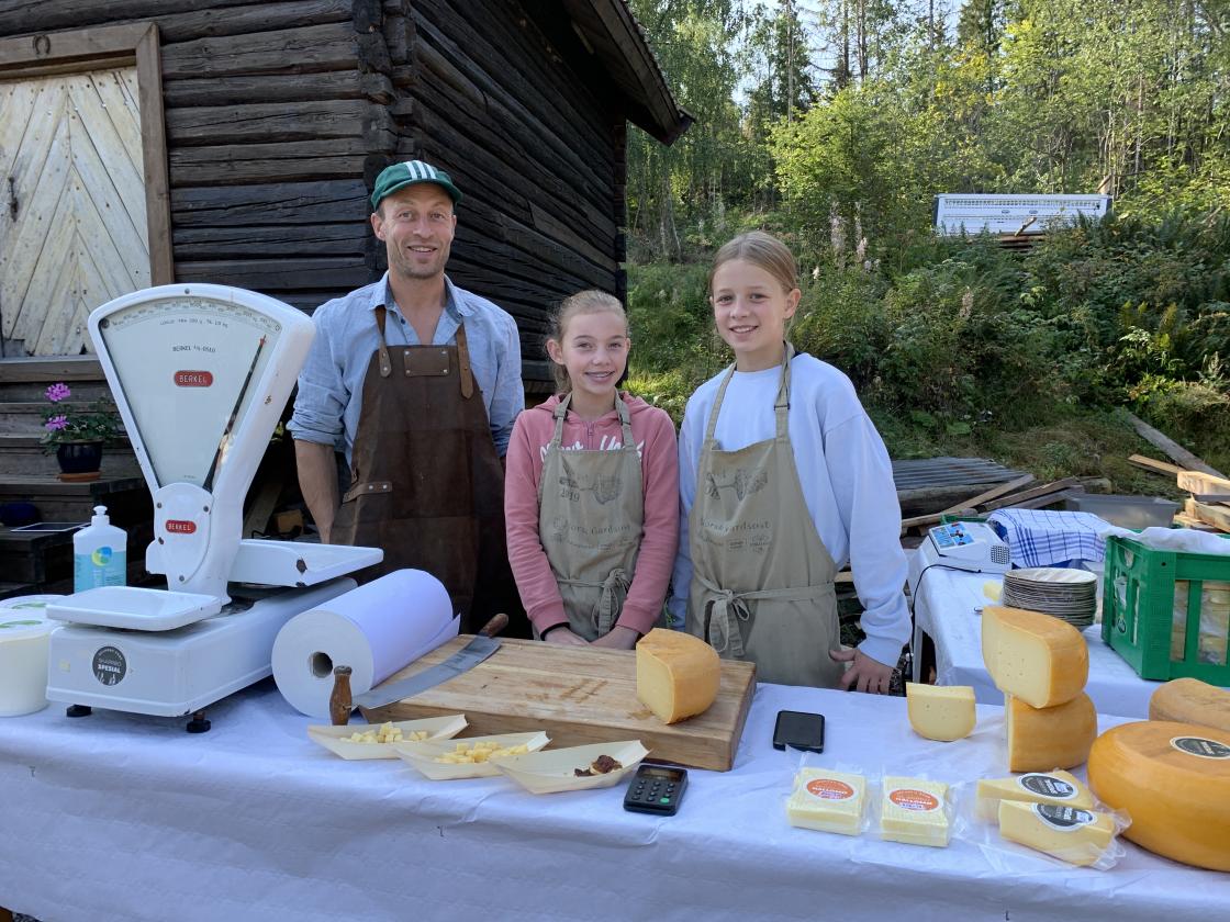 Eller kanskje den fantastiske osten fra Skarrebo Gård? Hallomø, (grillost), er uovertruffen!
