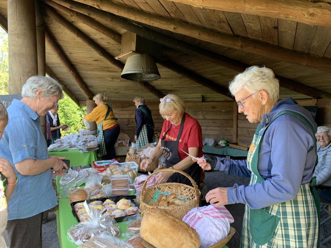 I Bakahuken bugnet det av hjemmebakst - Turid og Torunn, Solfrid og Lene sørget for å få varene over disken til stadig nye kunder