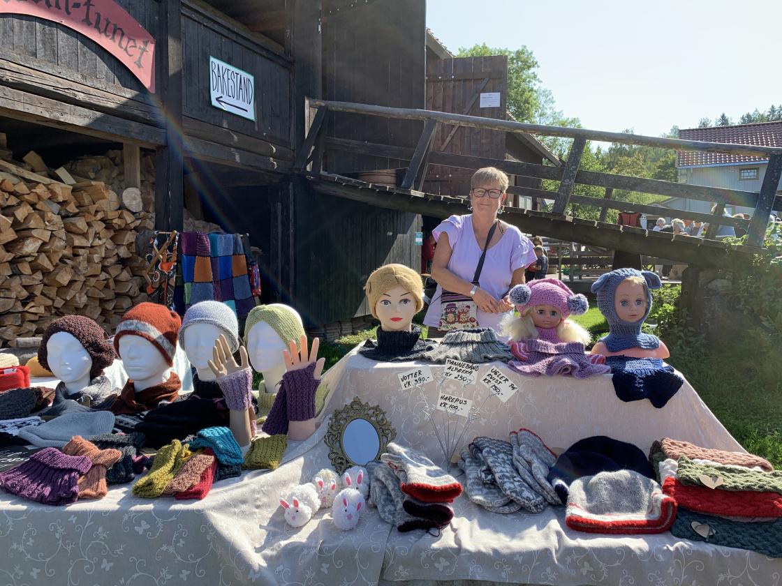 Brit Enoksen koste seg i sola ved låvebrua -