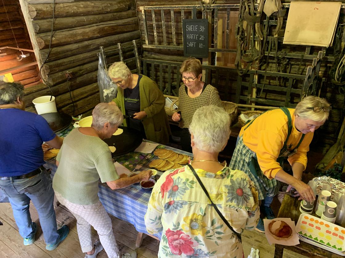 Nystekte sveler på Låvekafeen selvfølgelig: Mary-Ann, Anne og Tone i godt driv