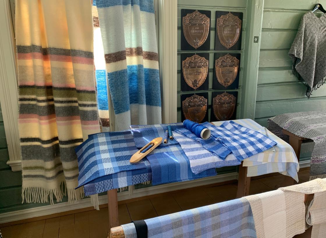 Vakker vev måtte du inn i småskolen for å se - en del av siste års produksjon fra Vevstua til bygdekvinnelaget