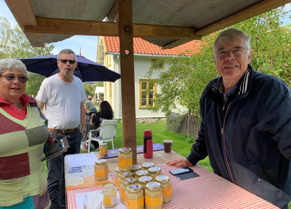 Joost Vooren fra Norde Vestfold Birøkterlag hadde god omsetning og Åse Kristine og Trond var lant kundene