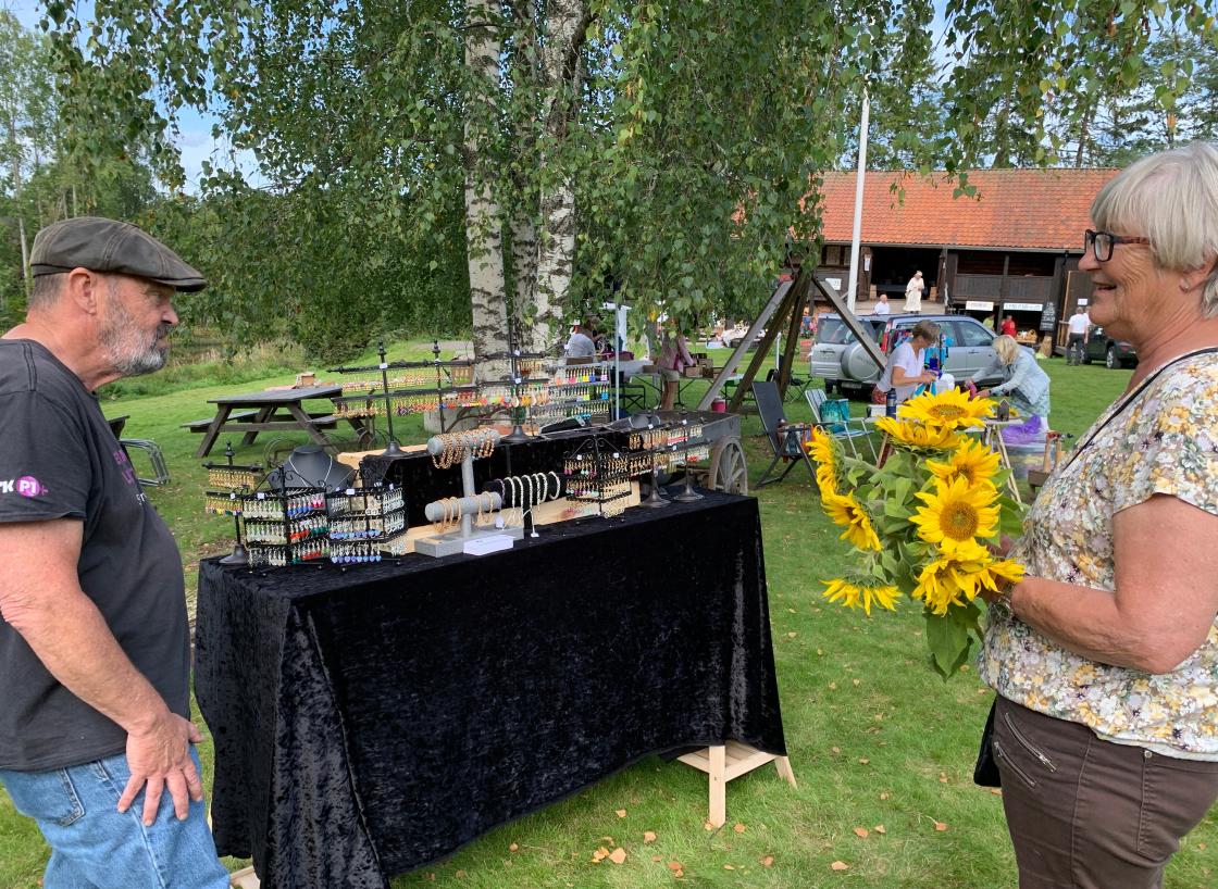 Ikkeno' frieri fra Britas side, men et blomstertilbud til Bjarne Kassan