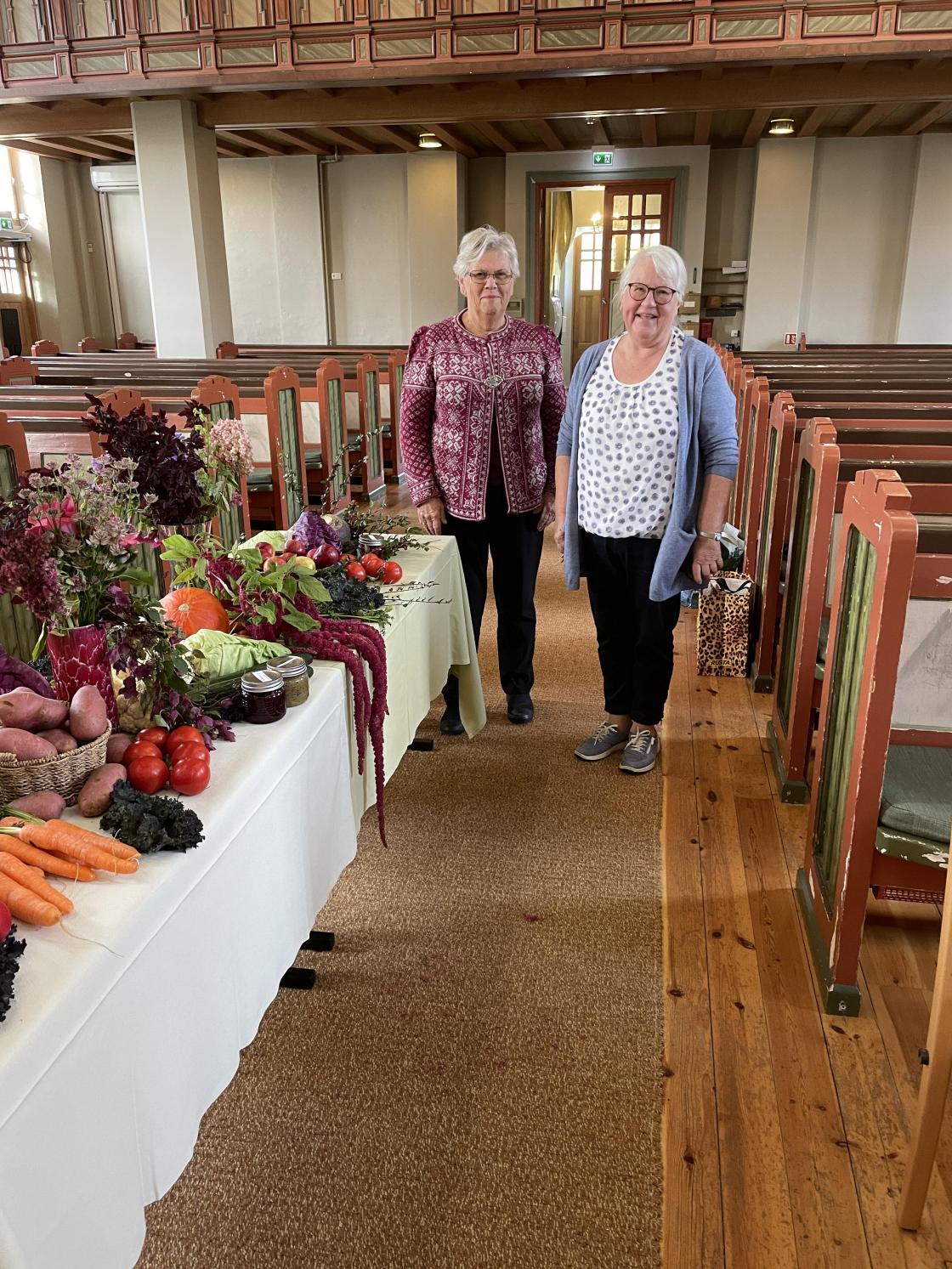 Rigmor og Peggy og Marit-Anne sto for pyntinga