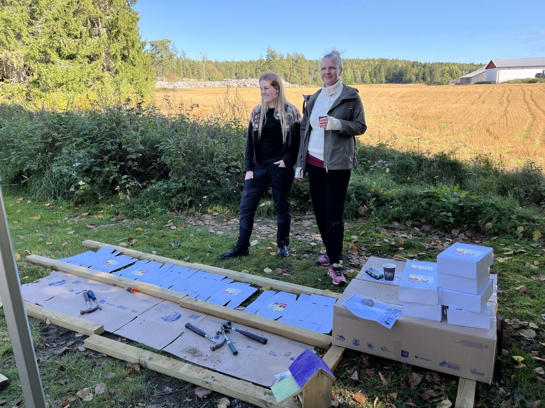 30 barn fikk snekret hver sin fuglekasse denne dagen