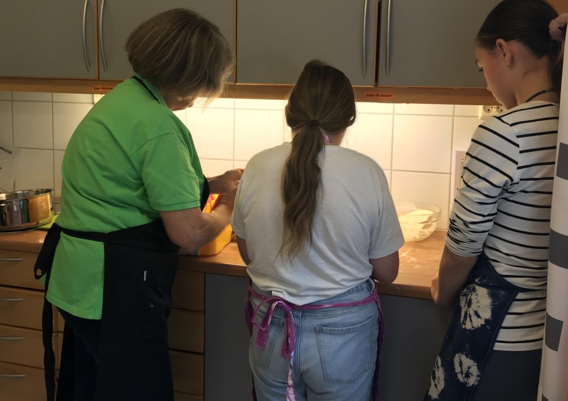 Petra gir hjelp med rundstykka.