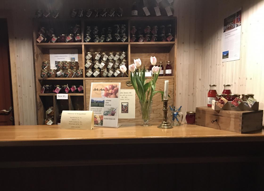 Resepsjonen med salsvarer.