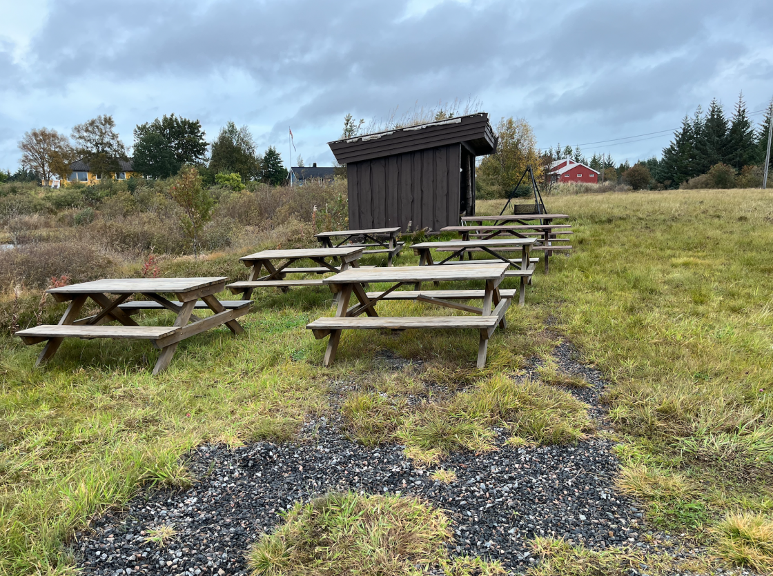 Gapahuken med ligg område rundt
