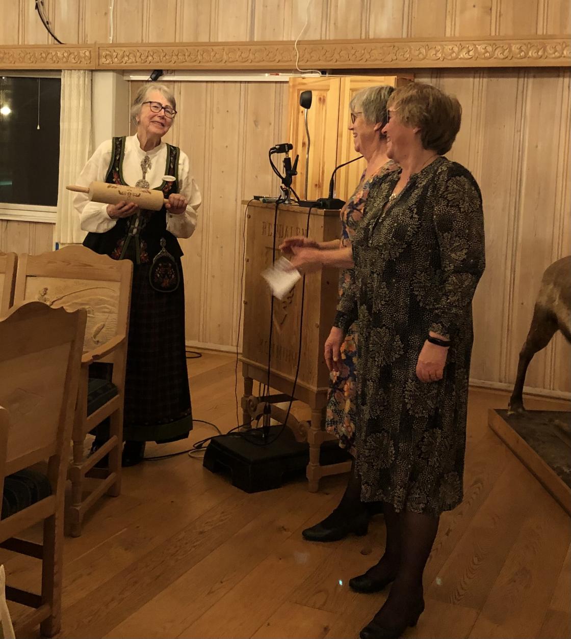 Brynhild får Æres-kjevlet av Toril og Magnhild