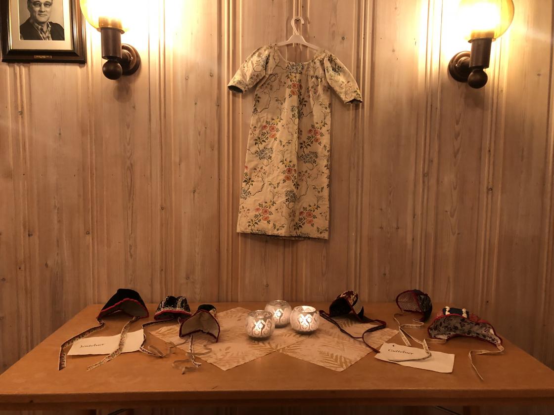 Dåpskjolen med luer ble stilt ut.