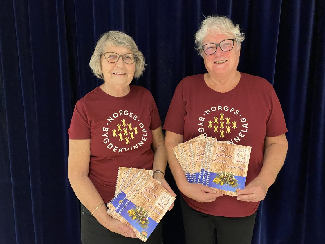 Bitten Nesbakken og Eva Østen viser stolt fram adventskalenderen.