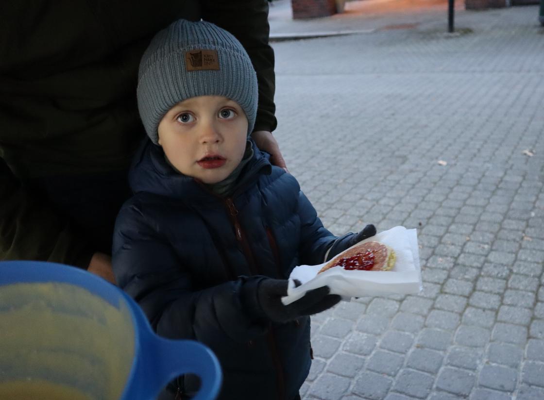 Liten kar som har fått smak på lappekaker.