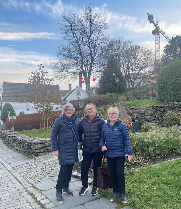 Solveig, Linda og Gerd på vandring i Stavanger.