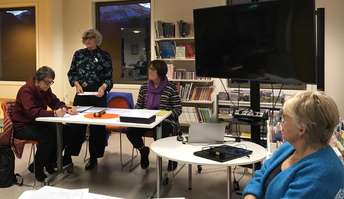 Solveig ynskjer velkomen, Bjørg er ordstyrar og Sunneva skrivar.