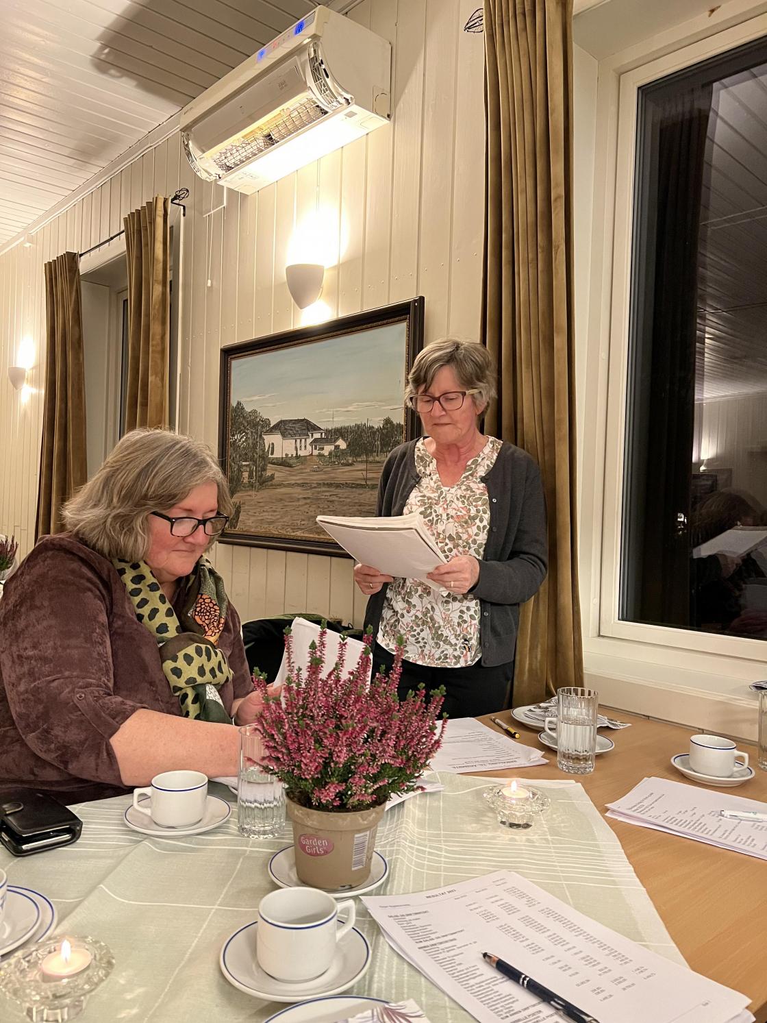 Berit Hjortenberg Nilsen lytter til Grethe Hjortenberg Paulsen somleser dikt om høsten